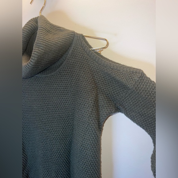 Hollister Olive Green Chunky Knit Cold Shoulder Turtleneck Sweater Size S - Picture 4 of 10